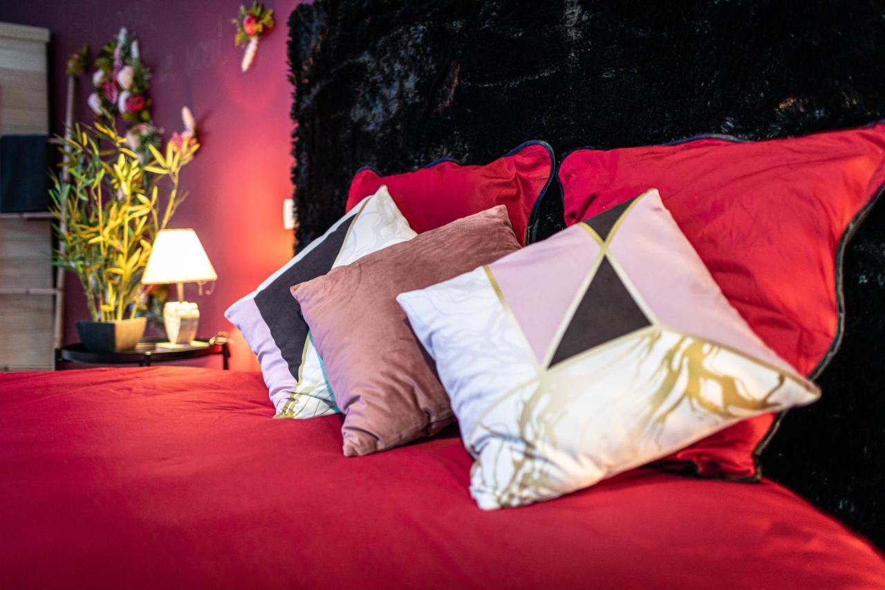 Suite L'Echappee - Maison Romantique - Spa & Sauna Privatif- Pole Dance - Lit Rond Avec Miroir Au Plafond Pezarches 外观 照片